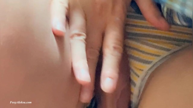 这就像疯狂，但我的手在地铁里抚摸裙子下陌生人的鸡鸡