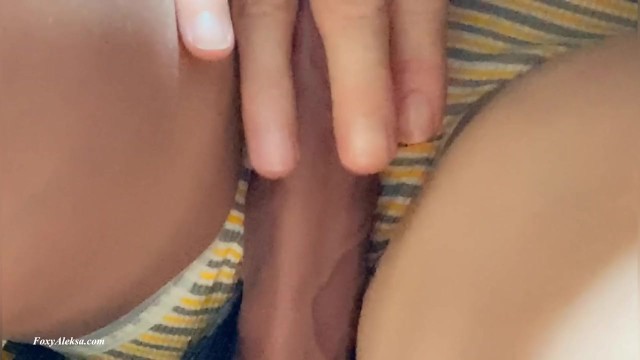 这就像疯狂，但我的手在地铁里抚摸裙子下陌生人的鸡鸡