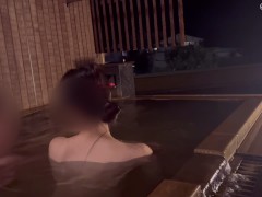 【人妻個人撮影】夜の露天風呂で、声を抑えながら生ハメ立ちバック（主観/素人日本人カップル/フェラ/ハメ撮り/キス/巨乳/デカ尻/乳首/全裸/温泉/日本人/asian 4/16