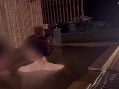 【人妻個人撮影】夜の露天風呂で、声を抑えながら生ハメ立ちバック（主観/素人日本人カップル/フェラ/ハメ撮り/キス/巨乳/デカ尻/乳首/全裸/温泉/日本人/asian 5/16
