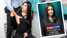 Shoplyfter - 纹身的Hot宝贝在安全办公室张开双腿，在桌子上被操