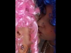 J'adore embrasser ma meilleure amie - Lesbiennes Françaises Cosplay Renaissance