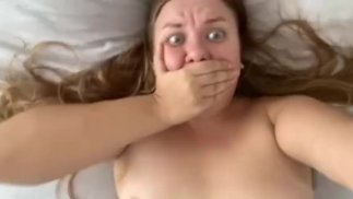 Я СНИМАЮ СЕБЯ, ПОКА МОЙ ОТЧИМ ТРАХАЕТ МЕНЯ В ЖОПУ / СЮРПРИЗ УТРЕННИЙ АНАЛ