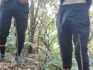 Молодой парень изучает себя на природе