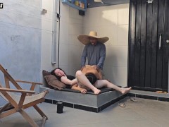 Fodo a buceta di uma das minhas esposas enquanto a outra puxa meus ovos para que eu gose na sua boca