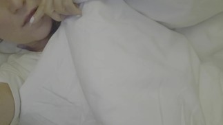 Morgen aufwachen in einem süßen Pyjama mit nasser und geiler Muschi