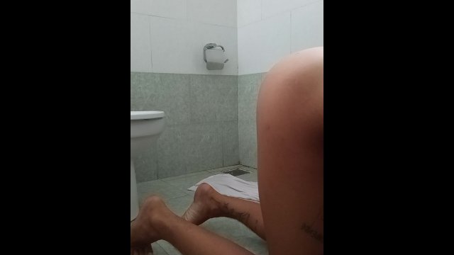 Being a good slave washing clothes on the floor and then masturbate with high water pressure