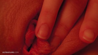 ULTRAFILMS Beautiful rothaarige Sofilie reibt ihre Muschi auf dem Bett