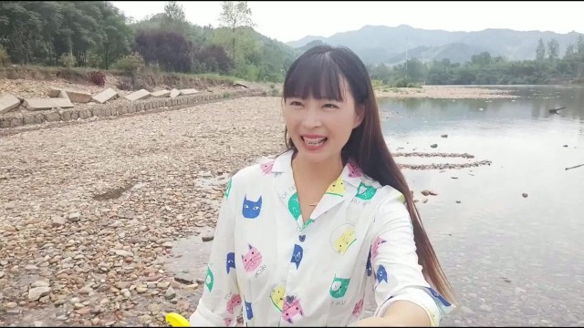 【ビショビショ】河原ノーブラ散歩中に水を掛けられ...💦人妻,熟女,日本人,無修正,素人,個撮,個人撮影,ちくぽち,ヌード,野外露出,屋外,オナニー
