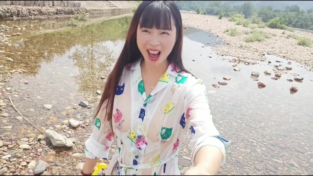【ビショビショ】河原ノーブラ散歩中に水を掛けられ...💦人妻,熟女,日本人,無修正,素人,個撮,個人撮影,ちくぽち,ヌード,野外露出,屋外,オナニー