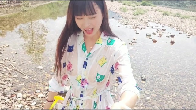 【ビショビショ】河原ノーブラ散歩中に水を掛けられ...💦人妻,熟女,日本人,無修正,素人,個撮,個人撮影,ちくぽち,ヌード,野外露出,屋外,オナニー