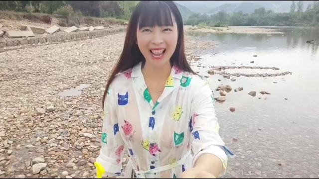 【ビショビショ】河原ノーブラ散歩中に水を掛けられ...💦人妻,熟女,日本人,無修正,素人,個撮,個人撮影,ちくぽち,ヌード,野外露出,屋外,オナニー