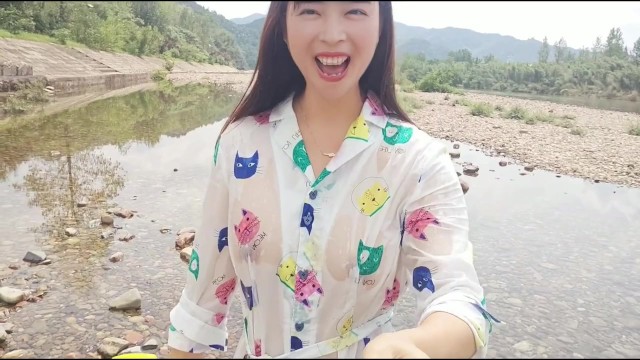 【ビショビショ】河原ノーブラ散歩中に水を掛けられ...💦人妻,熟女,日本人,無修正,素人,個撮,個人撮影,ちくぽち,ヌード,野外露出,屋外,オナニー