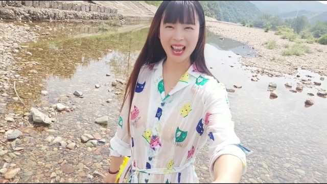 【ビショビショ】河原ノーブラ散歩中に水を掛けられ...💦人妻,熟女,日本人,無修正,素人,個撮,個人撮影,ちくぽち,ヌード,野外露出,屋外,オナニー
