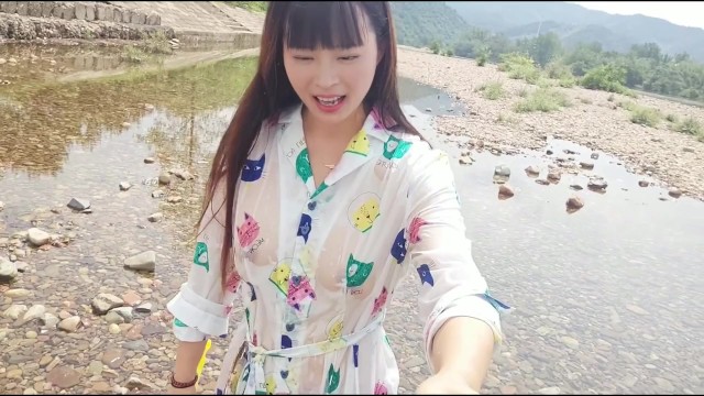 【ビショビショ】河原ノーブラ散歩中に水を掛けられ...💦人妻,熟女,日本人,無修正,素人,個撮,個人撮影,ちくぽち,ヌード,野外露出,屋外,オナニー