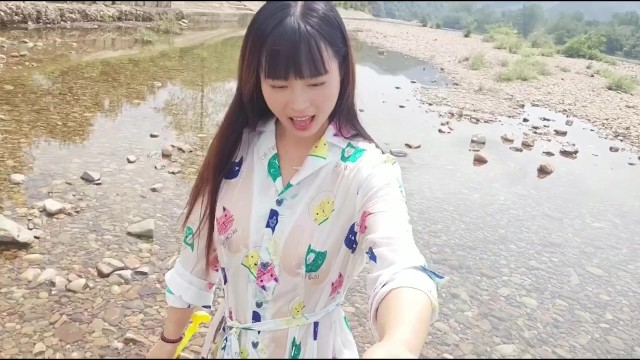 【ビショビショ】河原ノーブラ散歩中に水を掛けられ...💦人妻,熟女,日本人,無修正,素人,個撮,個人撮影,ちくぽち,ヌード,野外露出,屋外,オナニー