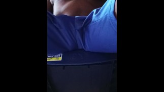 Ich necke meine Brustwarzen und mein Schwanz antwortet mit einem Nicken unter meiner Hose