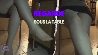 Regarde sous la table - Mini-jupe et nylon