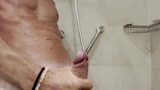 Sotto la doccia….. volevo sborrare!!!