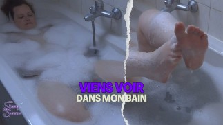 Jolie ronde dans son bain