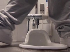 【和式トイレ】勢いよくおしっこ後こっそりオナニー、アナルに指入れでも気持ちよくなっちゃった… - Screenshot 1 of 16 - Public