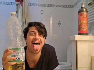 Громкий фетишный пердеж во время мочи в бутылке, представьте, что вы его пьете!