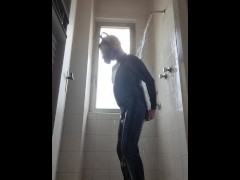 Full latex, doccia,plug anale, castità