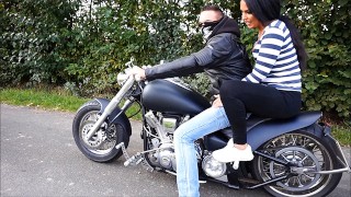 Heiße Brünette Wird Von Motorradfahrer Gefickt Und Besamt