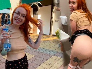 Я подобрал девушку и трахнул ее в общественном туалете!