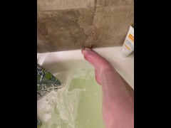 Getting my feet all clean in the shower 🚿