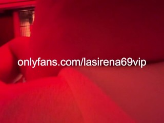 LaSirena69 любит агрессивно тереть свою киску под красным светом!!