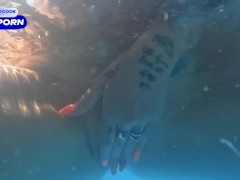 una coppia italiana scopa in piscina con il rischio di essere visti dai vicini