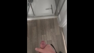 Großer Schwanz, großer Spermaschuss. Wichsen und denken daran, gefickt zu werden