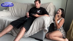 Розыгрыш сводной сестры не удался... Она хотела напугать сводного брата, но он начал, думая, что он один!