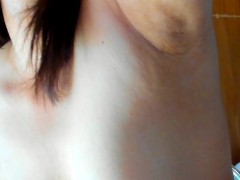 巨乳日本人女性が乳首オナニーしながら自分の脇の匂いを嗅いで臭がる。 - Screenshot 13 of 16 - 巨乳