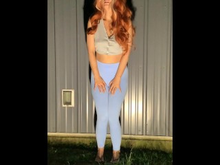 Девушка заливает штаны для йоги мочой