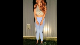 Fille trempé le pantalon de yoga dans la pisse