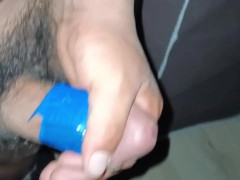 02.	Potente masturbación sexual rápida de un joven fuerte – tiene pene grande