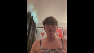Femboy Mikey fait le visage ahegao tout en caressant les seins.