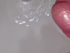 AMATORIALE | ITALIANO - IL NUOVO COINQUILINO MI LASCIA GUARDARE MENTRE SI LAVA IL SUO GROSSO CAZZO