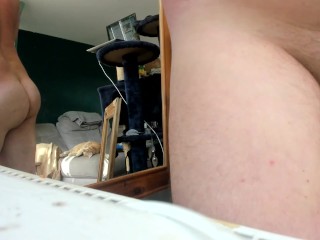 наклоняющийся над обнаженным мягким членом мужчины