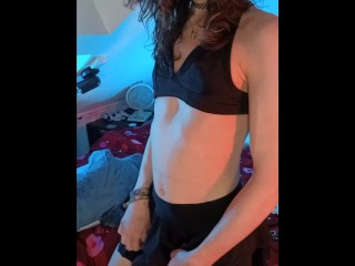 Транс-девушка в купальнике дразнит свой твердый член в юбке