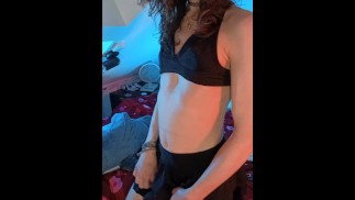 Транс-девушка в купальнике дразнит свой твердый член в юбке