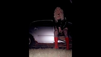 Crossdress wird im Auto gefickt