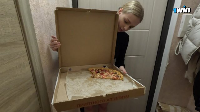 Hot courier ate pizza, worked with her pussy - Arisha_Mills
