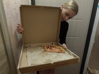 Hot courier ate pizza, worked with her pussy - Arisha_Mills