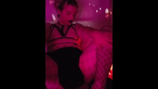 Готическая шлюха от первого лица курит перед началом ритуала