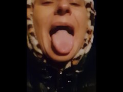 Похотливая киса хочет поиграть с чем-то сегодня ночью