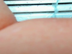 おしっことおならが我慢できなくて窓の外へ向かって放屁と放尿。