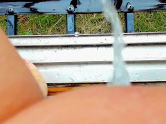 おしっことおならが我慢できなくて窓の外へ向かって放屁と放尿。 - Screenshot 4 of 16 - おしっこ